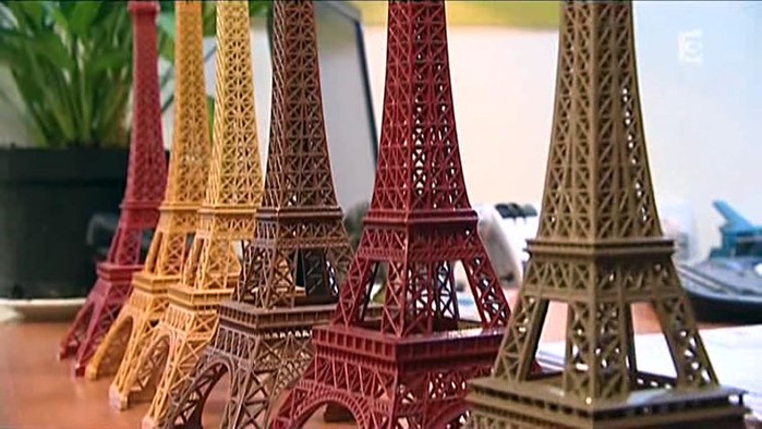 кадр из документального фильма «Des Racines et Des Ailes. La Tour Eiffel a 120 ans »